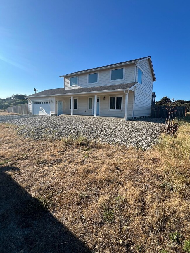 Building Photo - Beautiful 3 bedroom, 2 1/2 bath House with...
