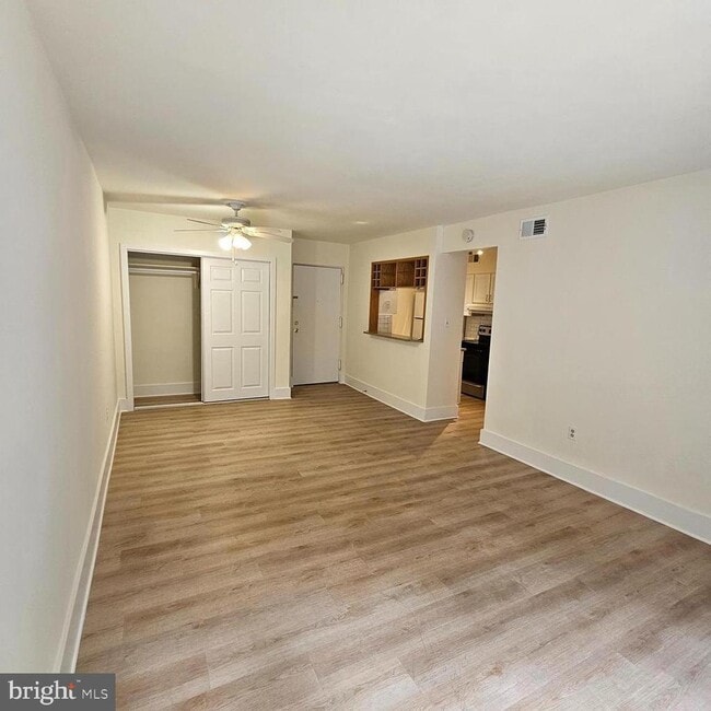 Building Photo - 5821 Royal Ridge Dr