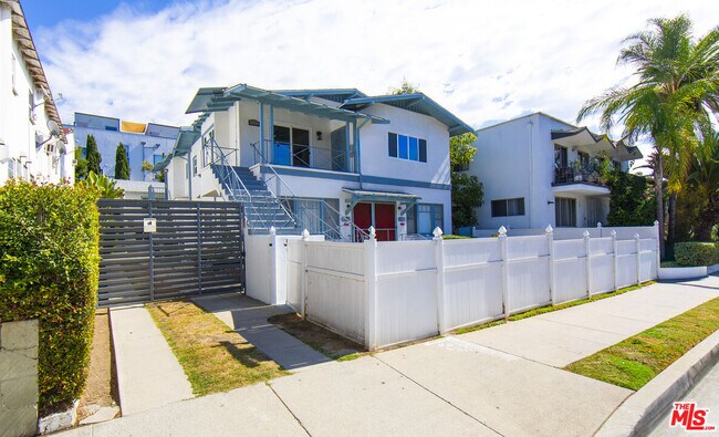 Foto del edificio - 1040 N Crescent Heights Blvd