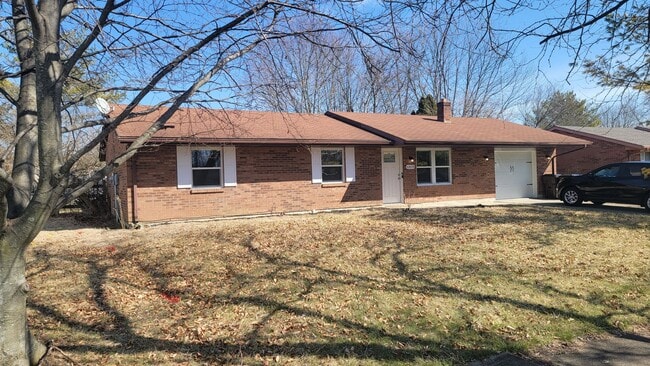 3 BDR Ranch w/ Fenced yard, laundry, garag... - 3 BDR Ranch w/ Fenced yard, laundry, garag... House