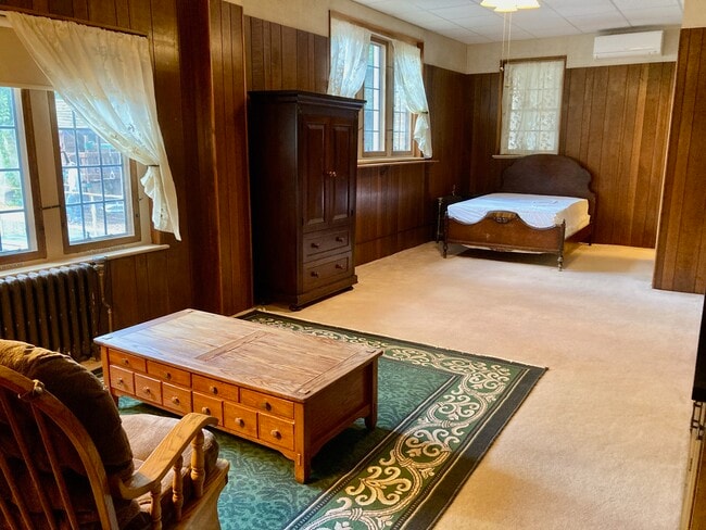 Studio Apt - 1915 Logan Ave S