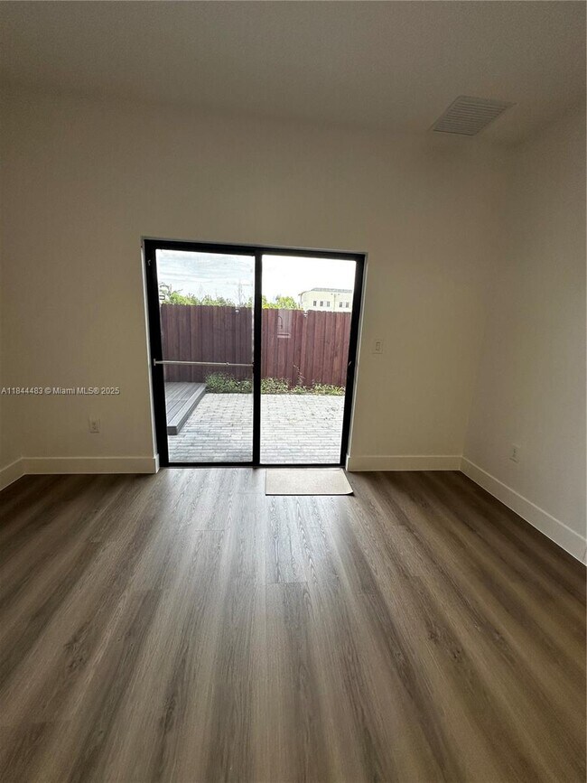 Foto del edificio - 7825 NW 104th Ave