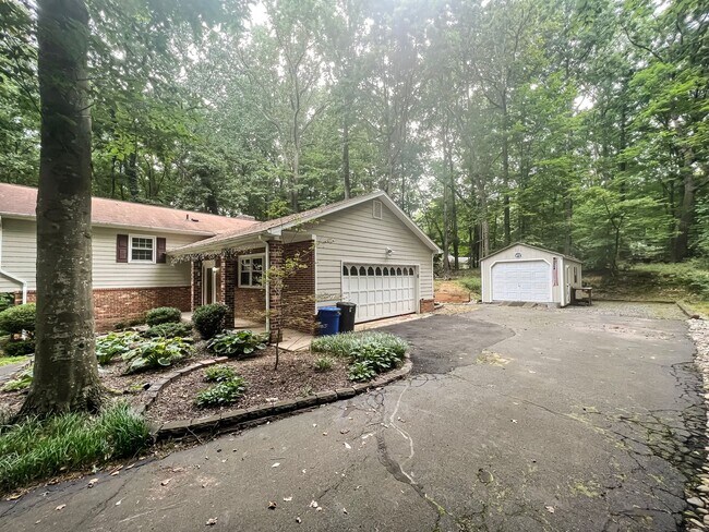 Foto del edificio - Remarkable Home With Spacious Deck And Detached Parking In A Quiet Cul De Sac In Woodbine Woods