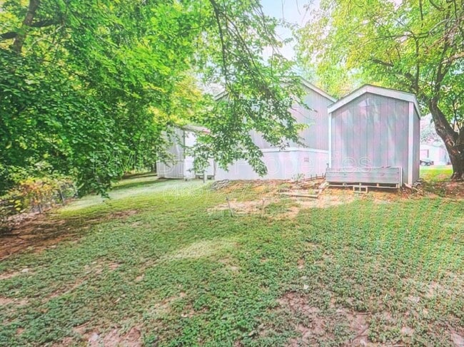 Foto del edificio - 1240 N Cowan Ave
