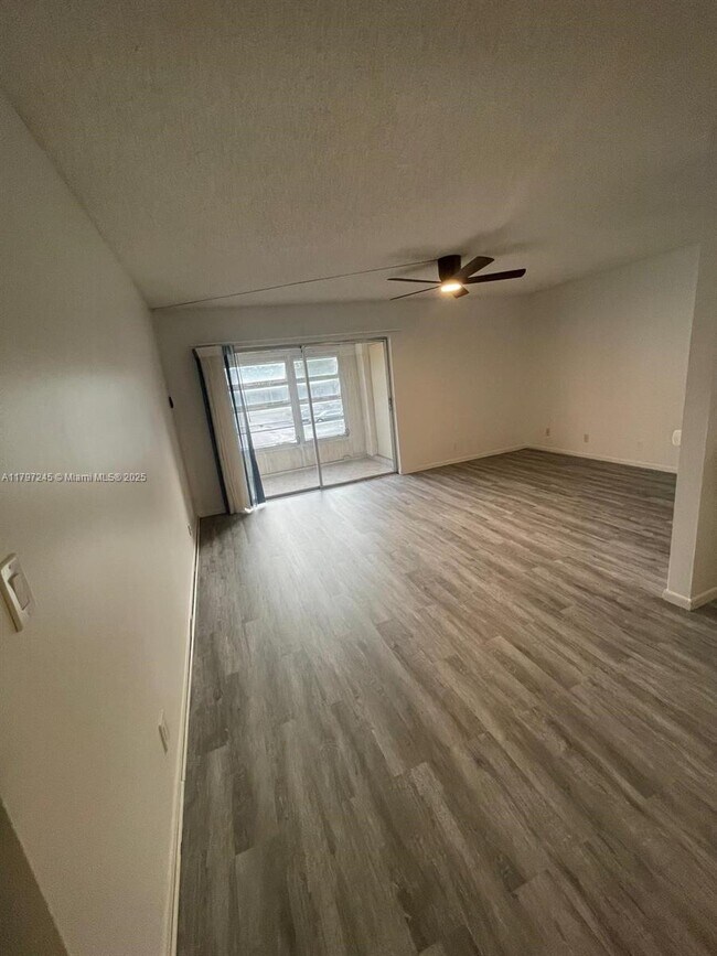 Foto del edificio - 454 N Laurel Dr