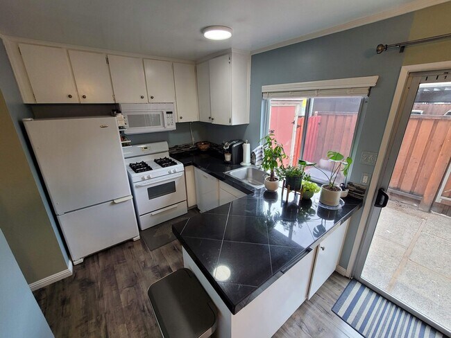 Building Photo - Charming 2 Bed / 1.5 Bath Townhouse in Col...