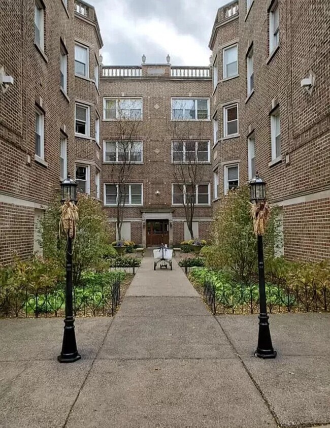Building Photo - 1049 W Glenlake Ave