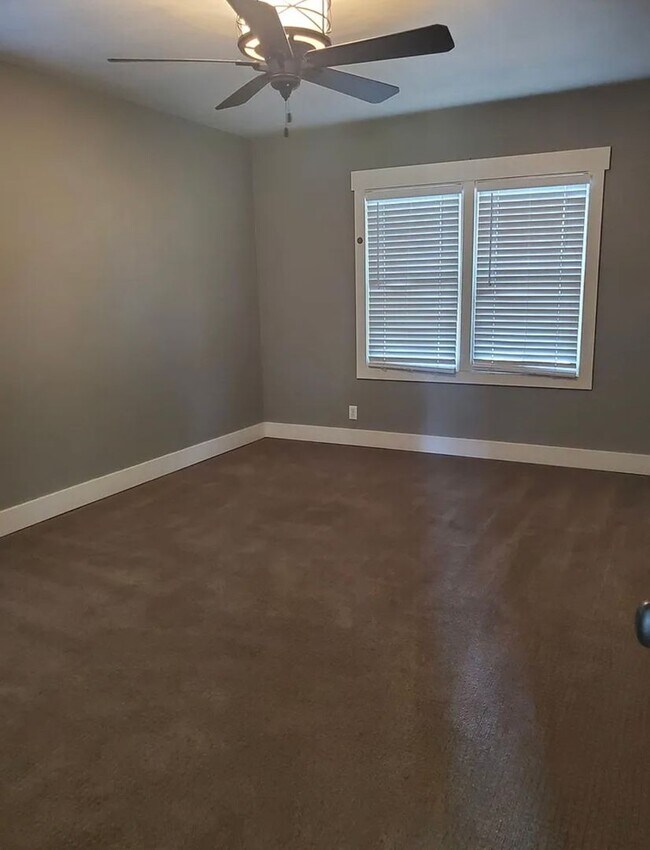 Foto del edificio - Charming 3-Bed, 2-Bath Home with Oversized...