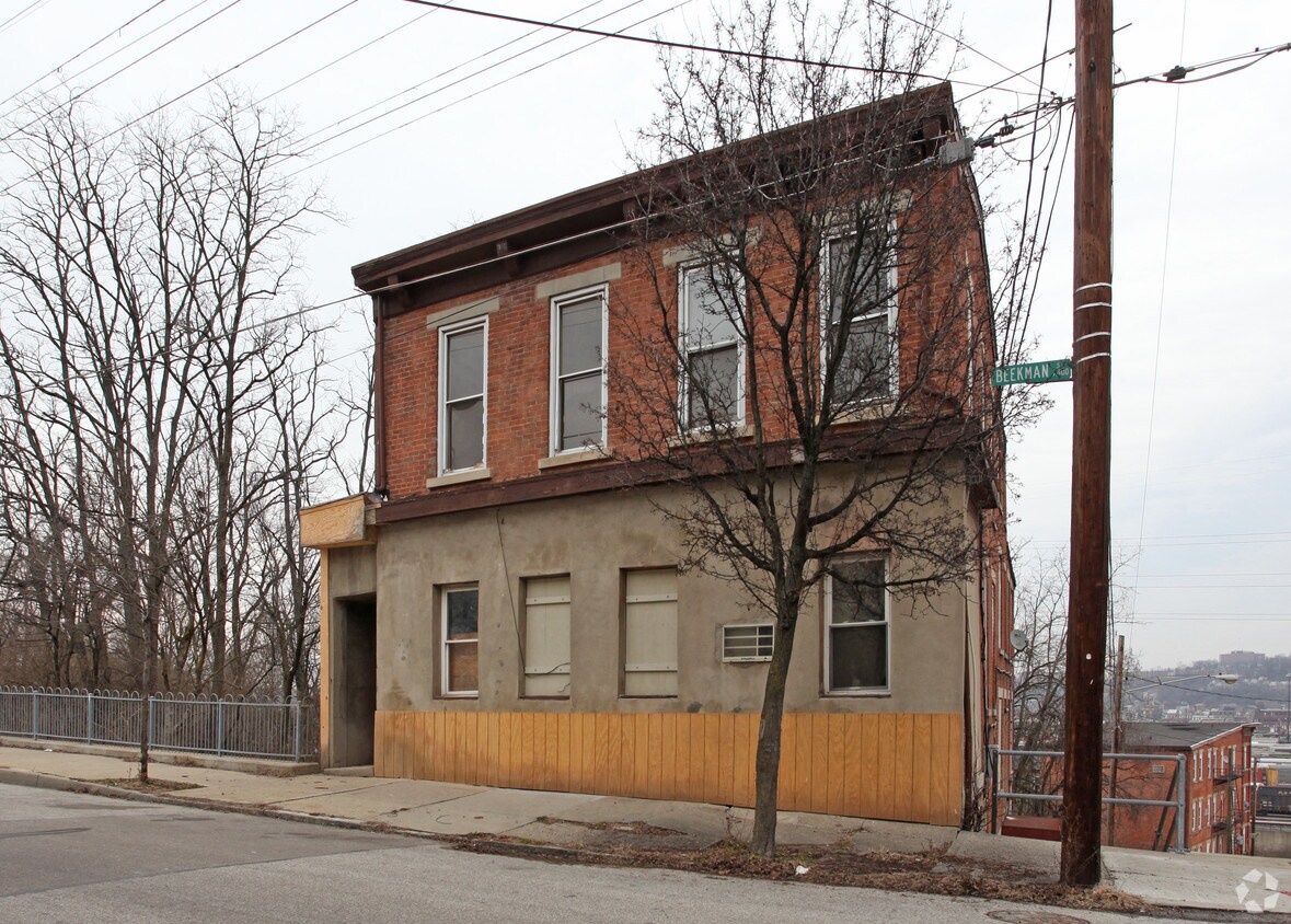 Primary Photo - 2600-2604 Beekman St