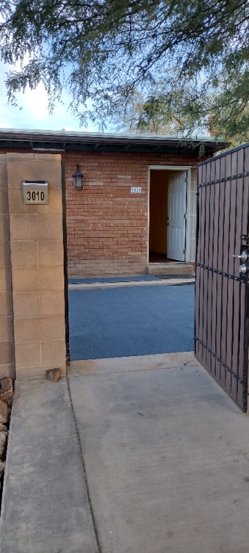 Building Photo - 3010 N Edith Blvd