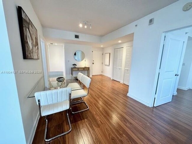 Foto del edificio - 601 NE 23rd St