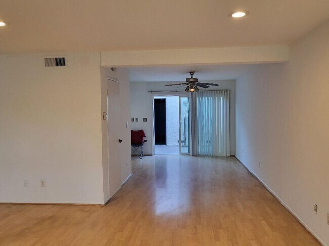 Foto del edificio - 19231 Sherman Way