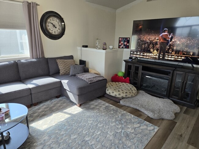 Building Photo - 1343 S Cora Ave