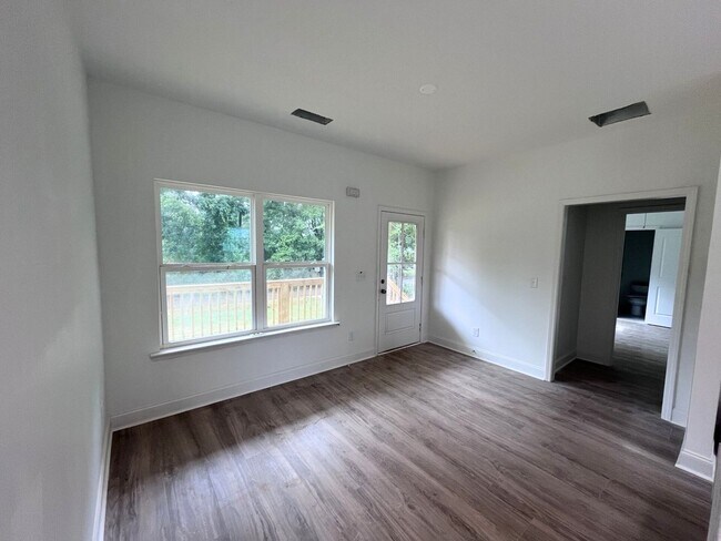 Foto del edificio - NEW CONSTRUCTION! NOW LEASING FOR AUGUST 2...