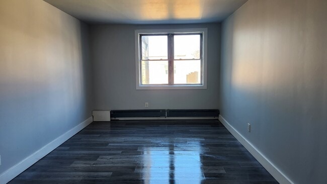 Building Photo - 570 Ellice Ave