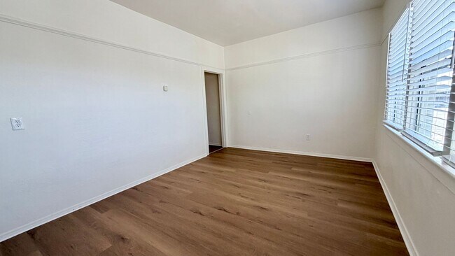 Foto del edificio - 3896-3896 Logan Ave
