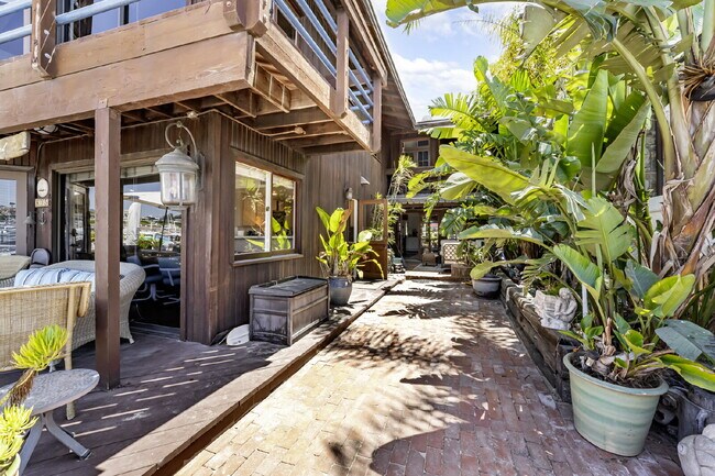 Foto del edificio - Fully Furnished Island Life Waterfront Ret...