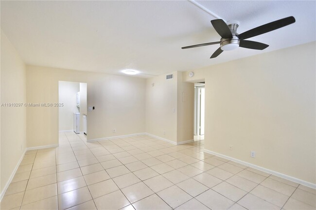 Building Photo - 10016 Twin Lakes Dr