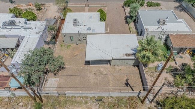 Building Photo - 2 bed 1 bath Bungalow w/ 1.5 car garage