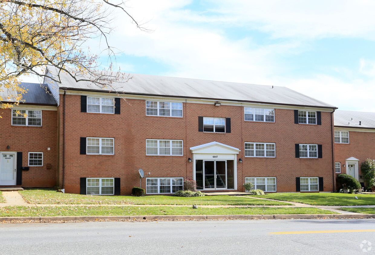 Primary Photo - Pickwick Apartments