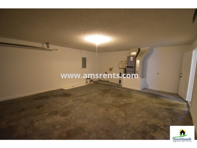 Nice 4 bedroom 2 bathroom with 2 car garag... photo'