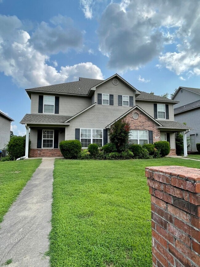 Building Photo - RENT READY 4/16!  3 Bed 2.5 Bath 2 Story T...