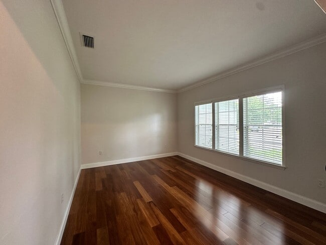 Foto del edificio - Spacious 4-Bedroom Gem in Sought-After Brookfield | Over 2,000 Sq Ft + Smart Features