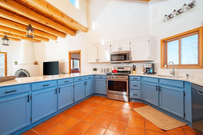 Building Photo - 6 Fonda Way