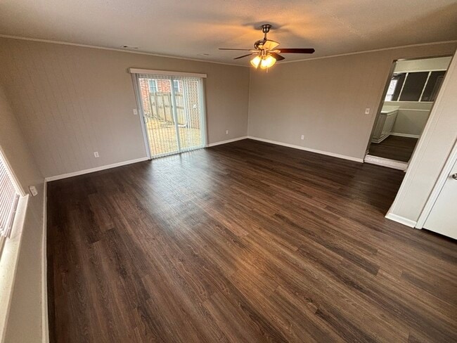 Building Photo - 2400 Parkwood Dr