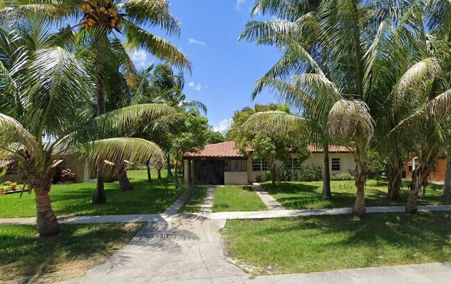 Building Photo - Large 5-2 house