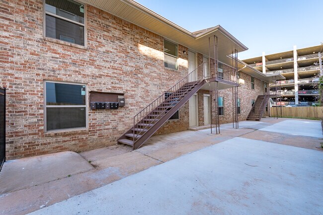 Building Photo - 214 W Maple Ave
