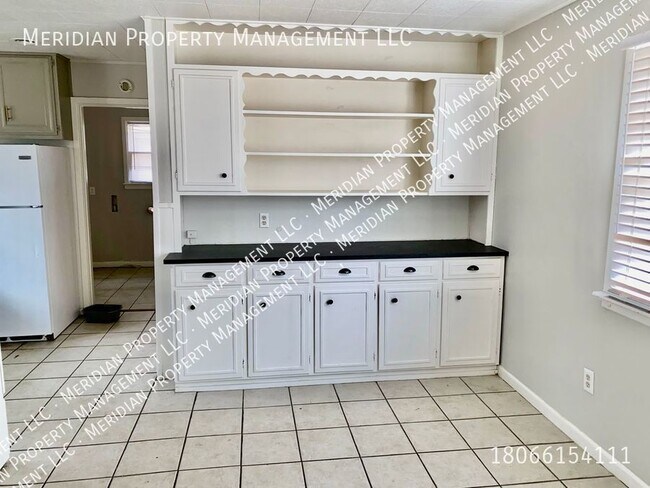 Building Photo - Spacious 3/2/1 home close to TTU and hospi...
