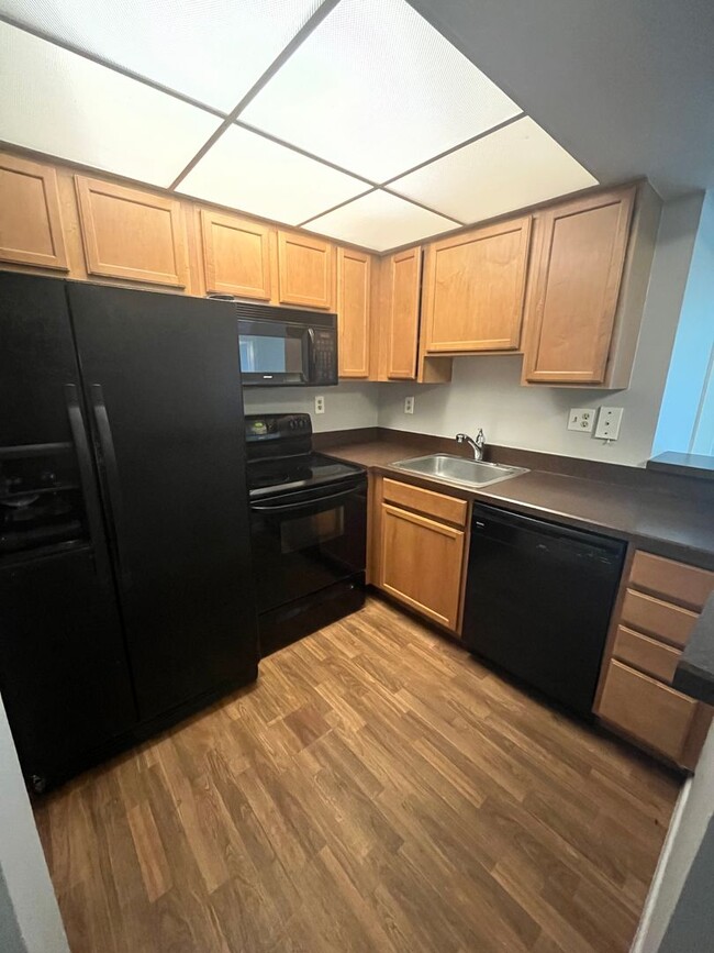 TWO BEDROOM TWO BATHROOM WITH LAKE VIEW!! - TWO BEDROOM TWO BATHROOM WITH LAKE VIEW!! Apartment