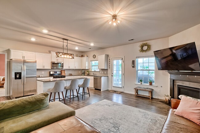 Building Photo - 310 Tulip Way