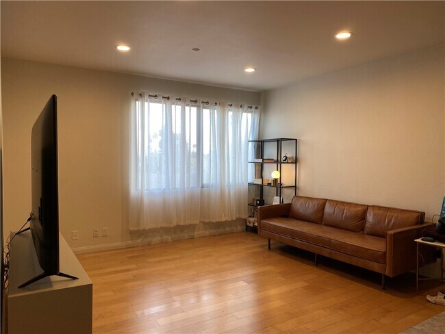 Building Photo - 533 S St Andrews Pl