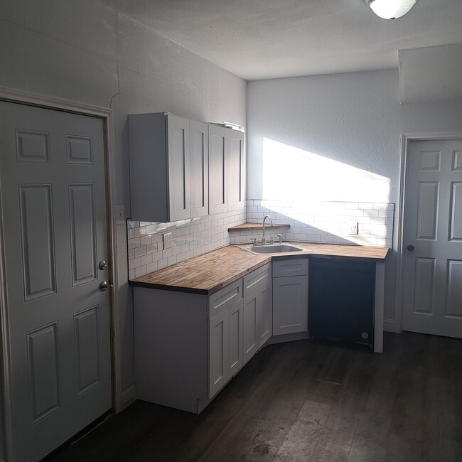 Foto del edificio - 909 Sims Ave