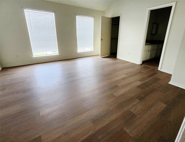 Foto del edificio - 7700 Creekbend Dr