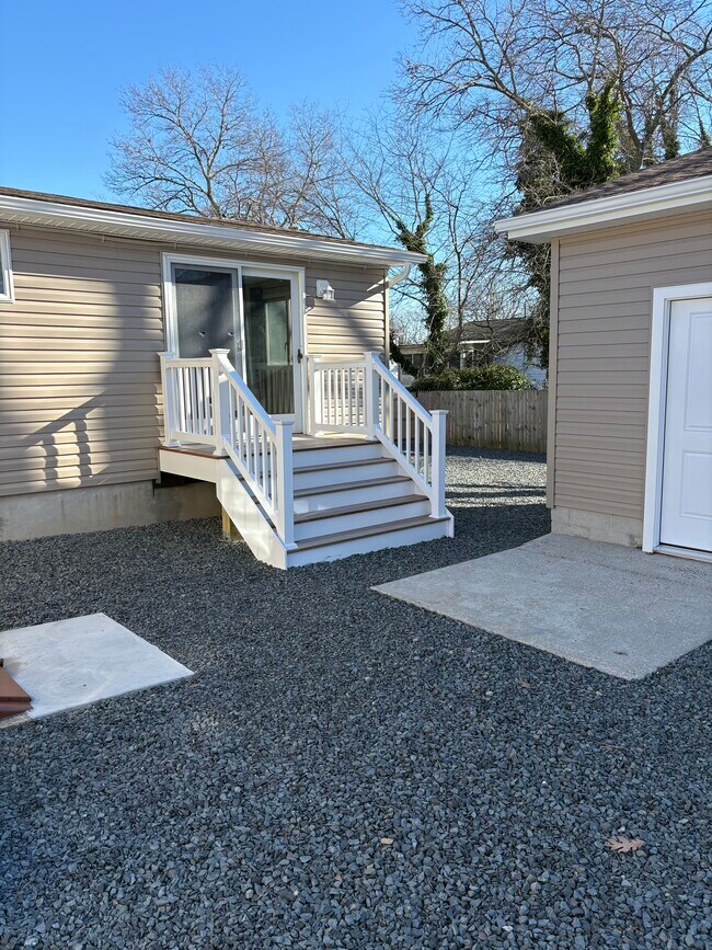 Afuera 3 - 1049 Mariner Ave