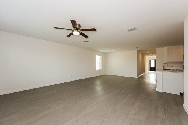 Foto del edificio - 100 Wild Rose Dr