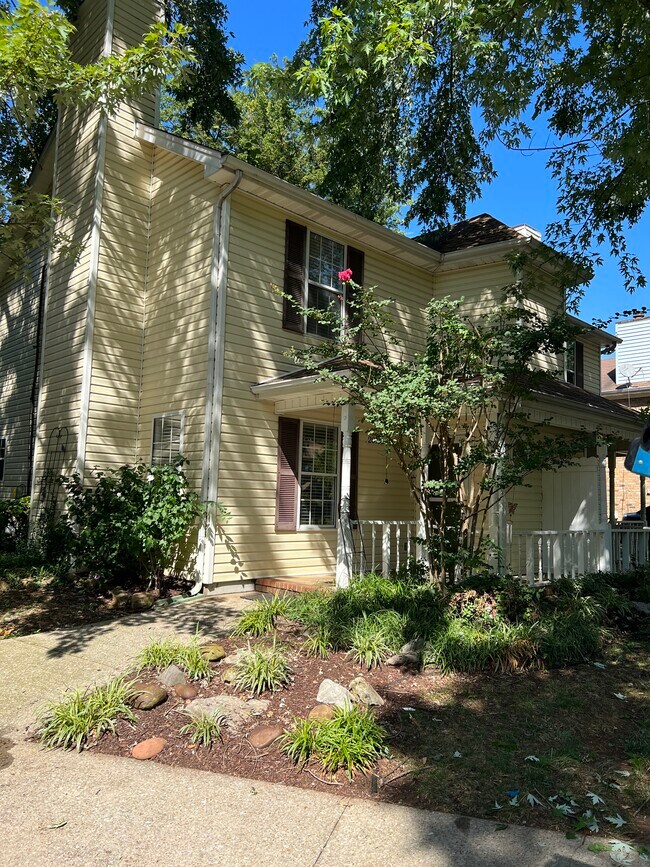 Nice front porch area - 209 Hillside Ct
