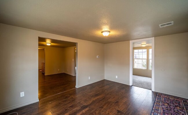 Foto del edificio - 2 Bed, 1 Bath Home with Charming Porch and...