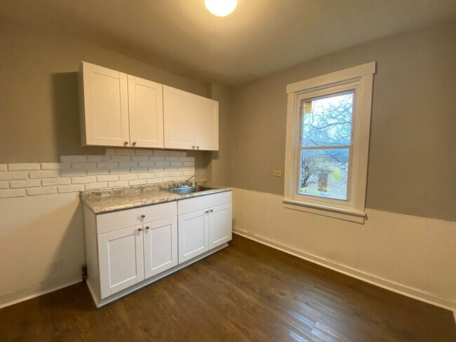 Foto del edificio - NEWLY RENOVATED 3 BEDROOM IN THE HEART OF ...