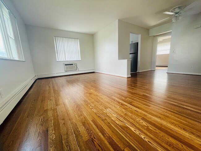 Foto del edificio - 7803 Lake Ave