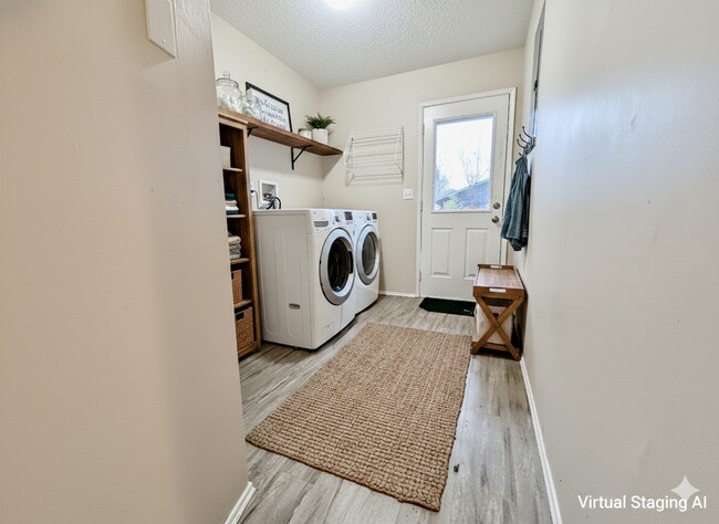 Foto del edificio - Discover Your New Home in the Heart of the Desirable Sellwood Neighborhood!  Water/Sewer/Garbage ...