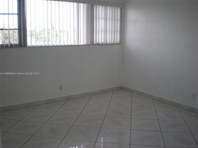 Foto del edificio - 1460 NE 169th St