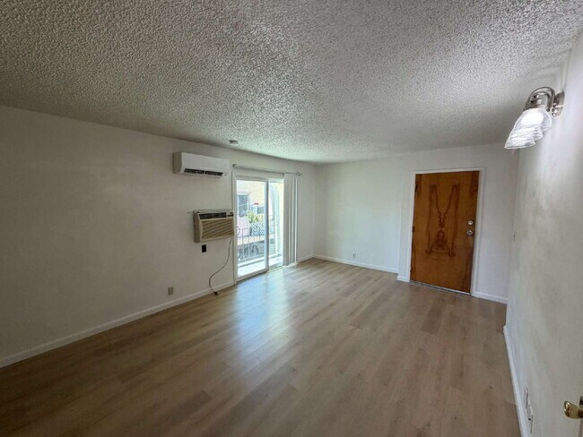 Foto del edificio - "Charming 2-Bed Oasis with Granite Countertops in Concord's Heart!"