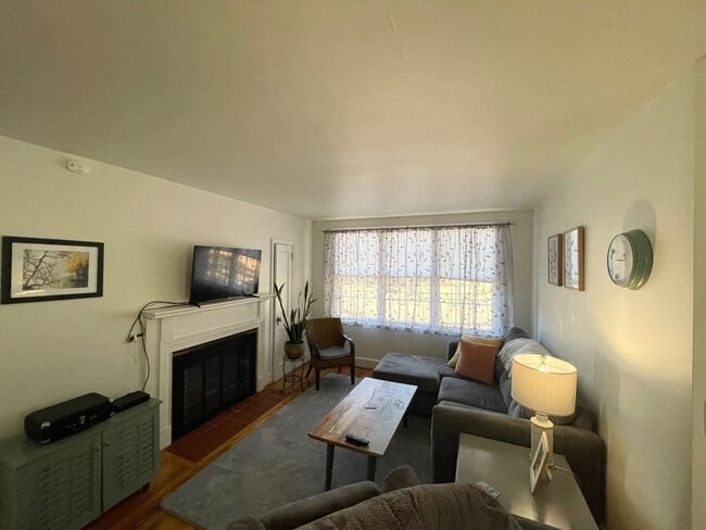 Building Photo - 2 Bedroom 1 Bath Brick Home