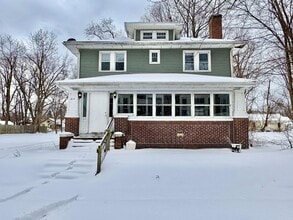 Building Photo - 614 E Broadway St
