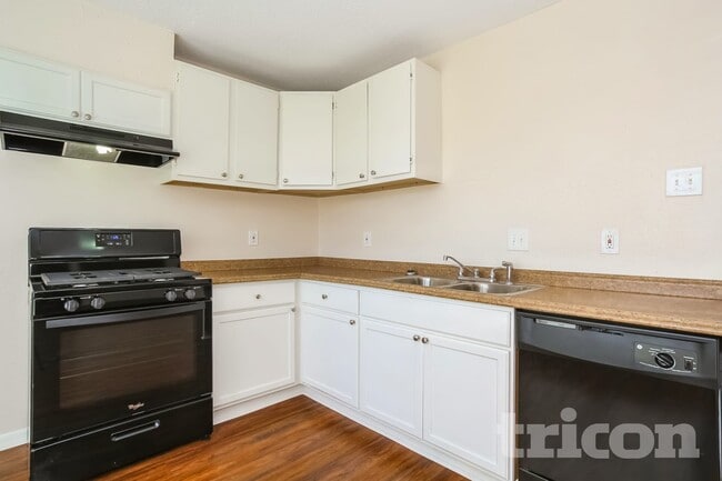 Building Photo - 15811 Kenbriar Dr
