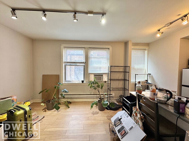 Building Photo - 515 W Belmont Ave